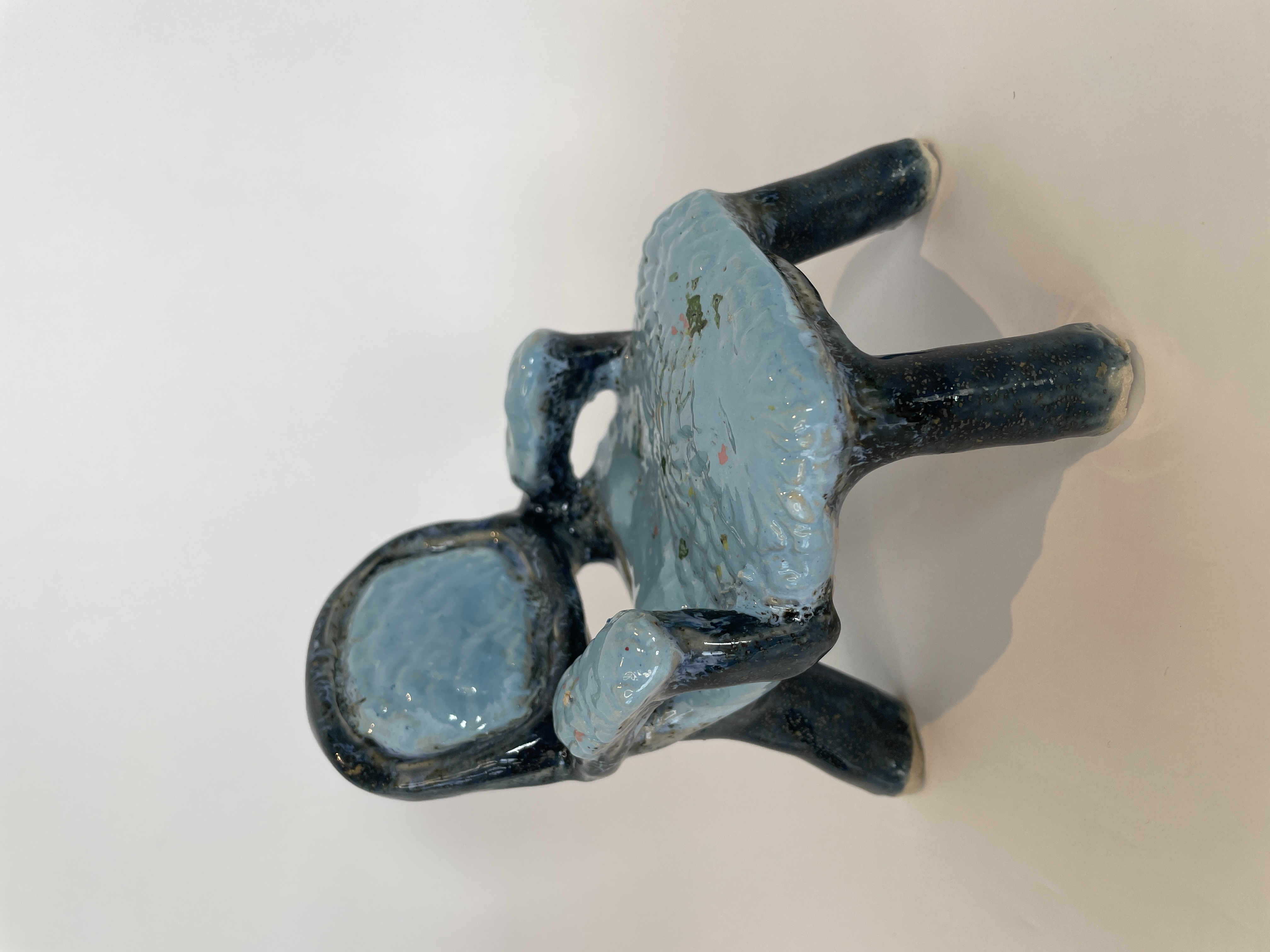 BLÅ ROKOKOSTOL, glaseret stentøjsler, H10,5 L9 D10 cm, 2025