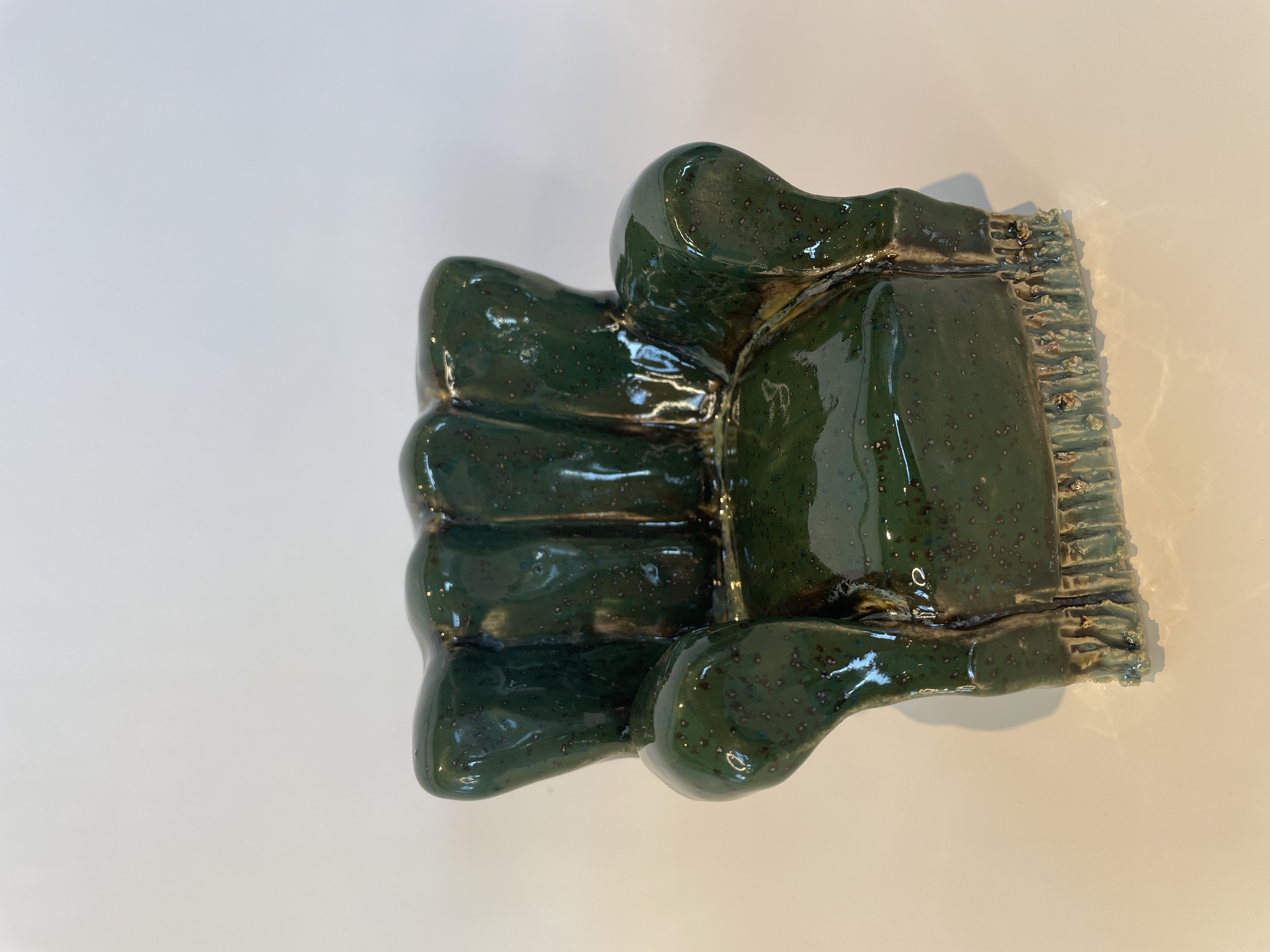 GRØN PLYSLÆNESTOL, glaseret stentøjsler, H10,5 L11 D9 cm, 2025