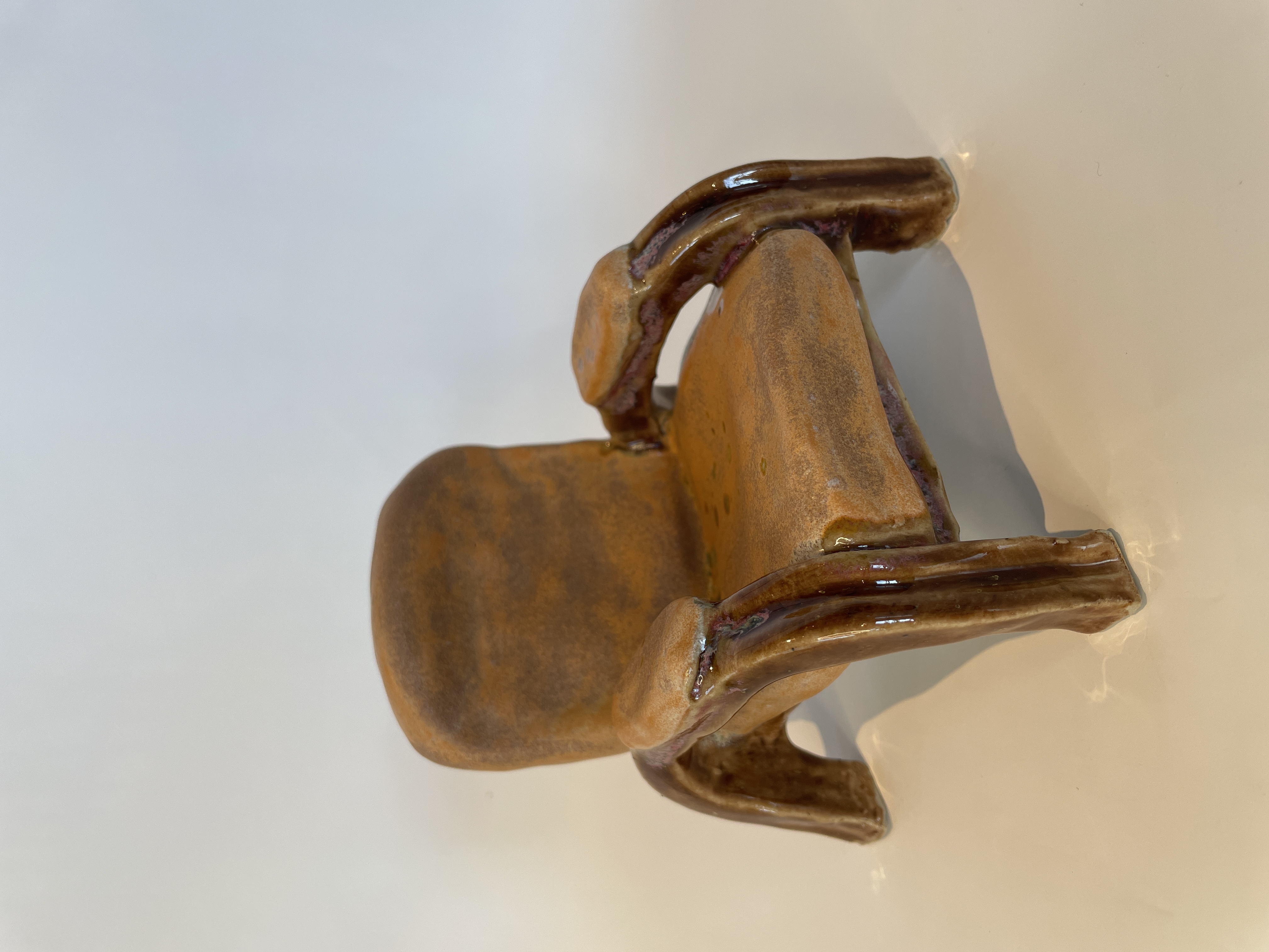 LÆDERLÆNESTOL, glaseret stentøjsler, H9 L10 D9 cm, 2025