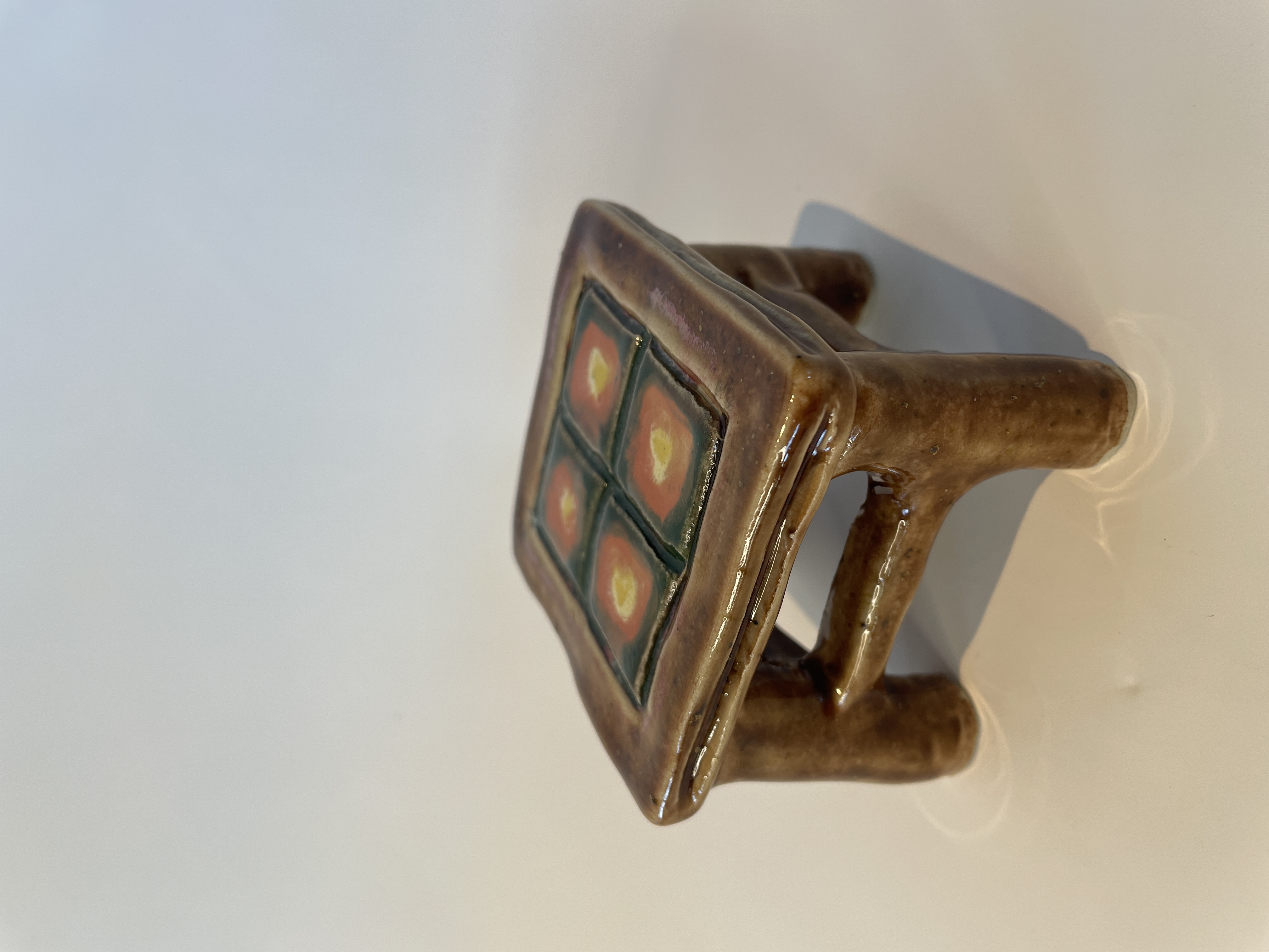 LILLE KAKKELBORD, glaseret stentøjsler, H5  L6,5 D6,5 cm, 2025