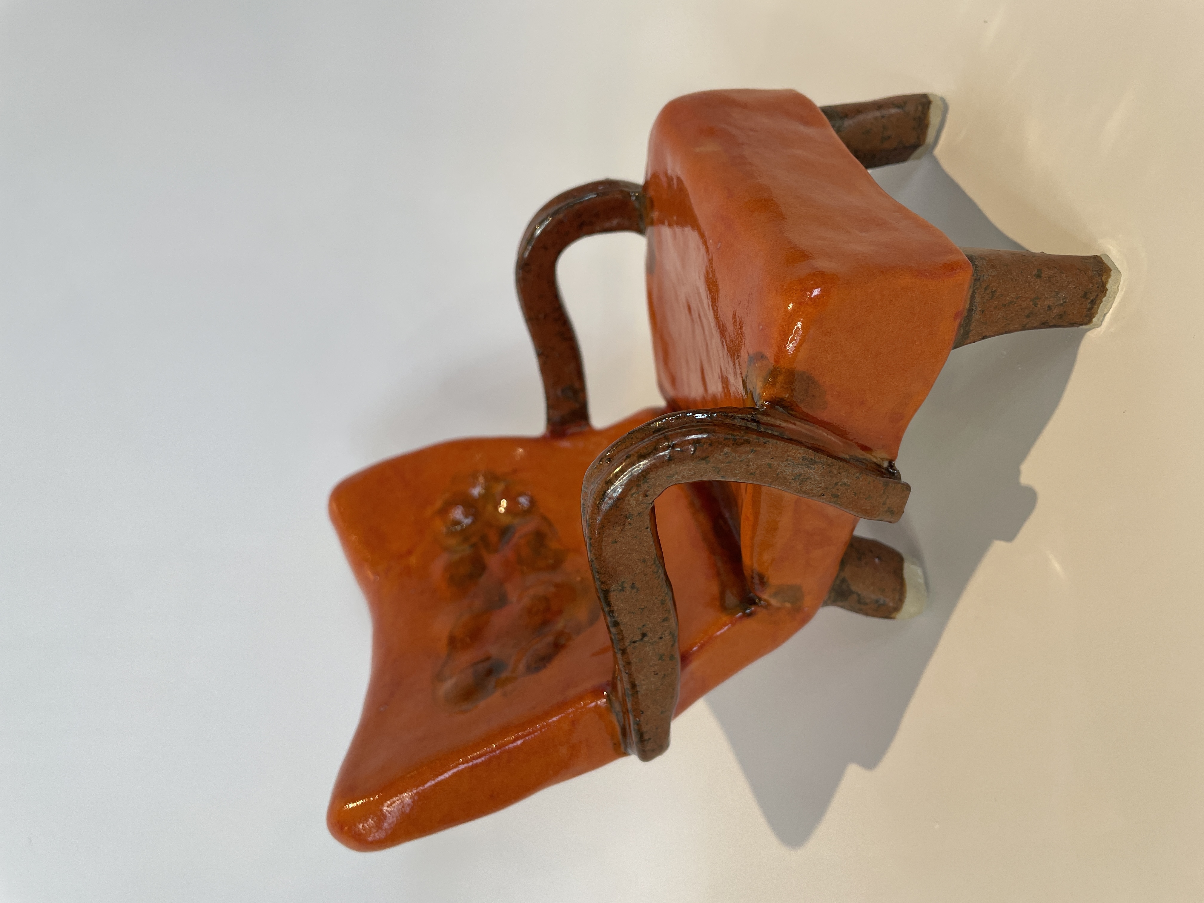 ORANGE LÆNESTOL, glaseret stentøjsler, H12 L11 D13 cm, 2024