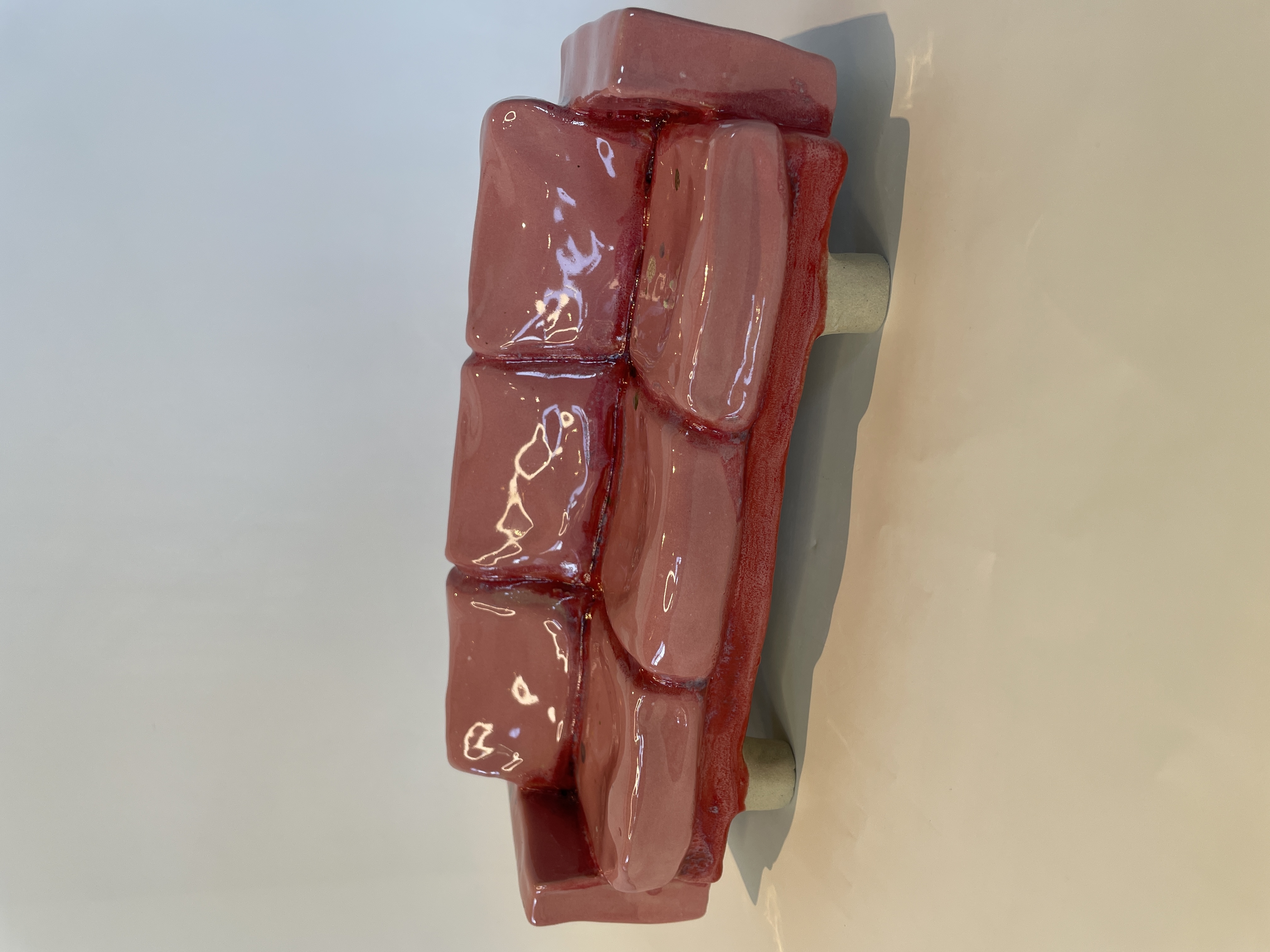 PINK SOFA, glaseret stentøjsler, H8,5 L24 D11 cm, 2025