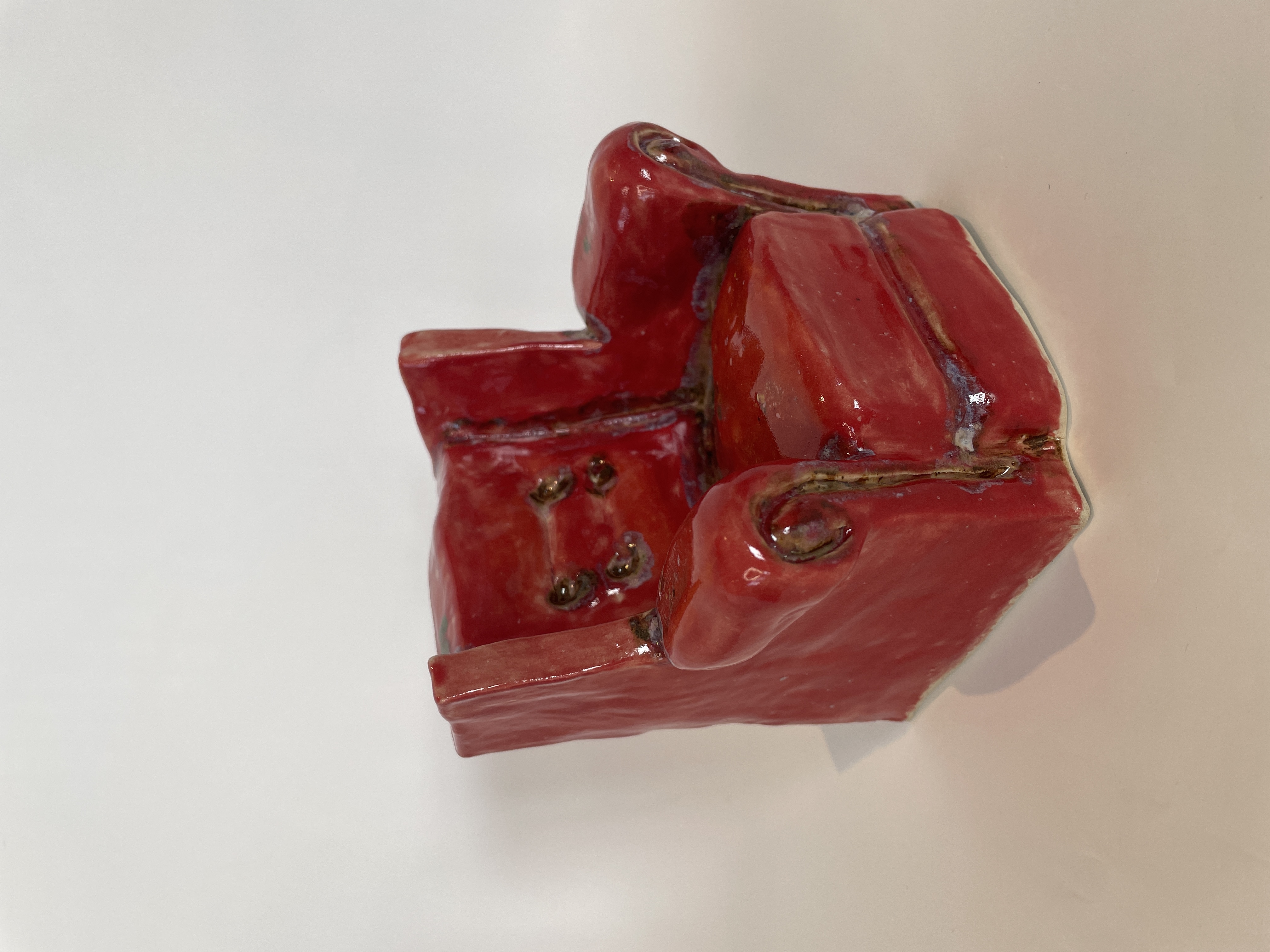 RØD LÆNESTOL, glaseret stentøjsler, H11 L12 D10 cm, 2025