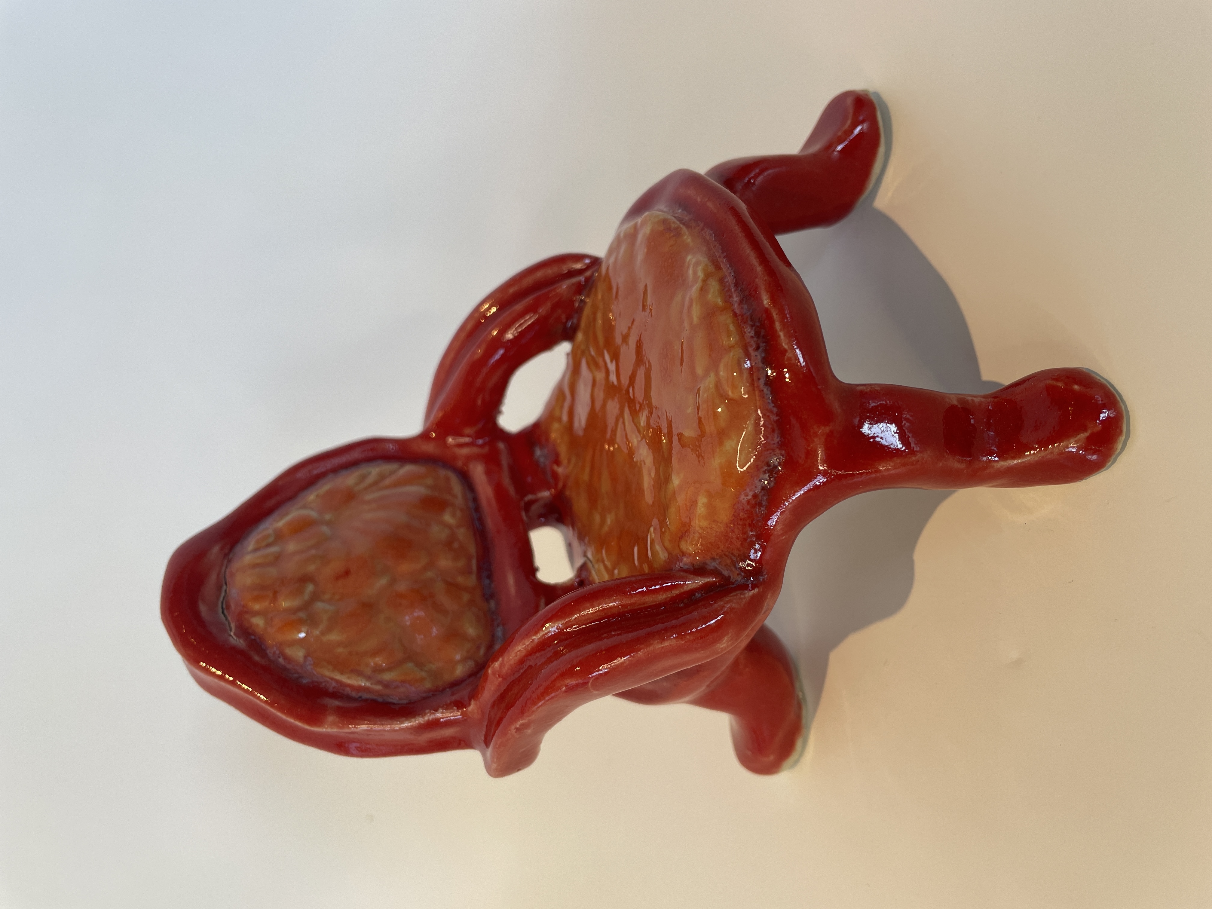 RØD OG ORANGE ROKOKOSTOL, glaseret stentøjsler, H10 L8 D10 cm, 2025